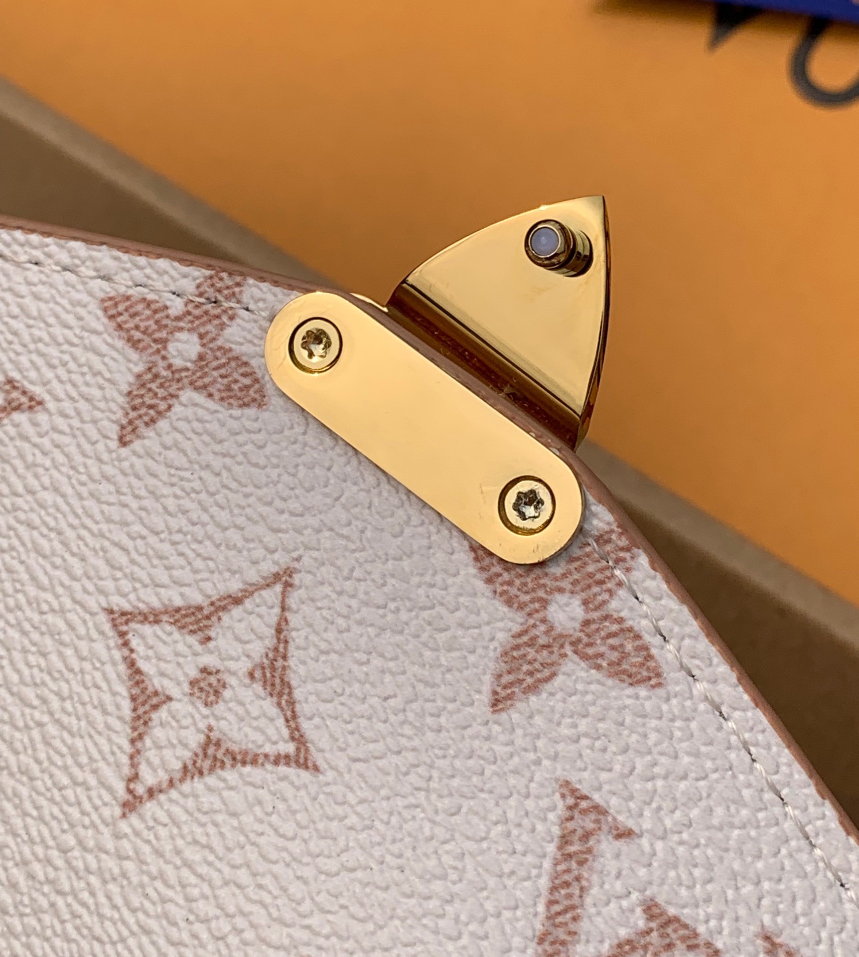 🌼 m46914尺寸21.5x6x13.5cm海外渠道订单！LV 24年限定沙丘系列白花邮差包，火爆🔥来