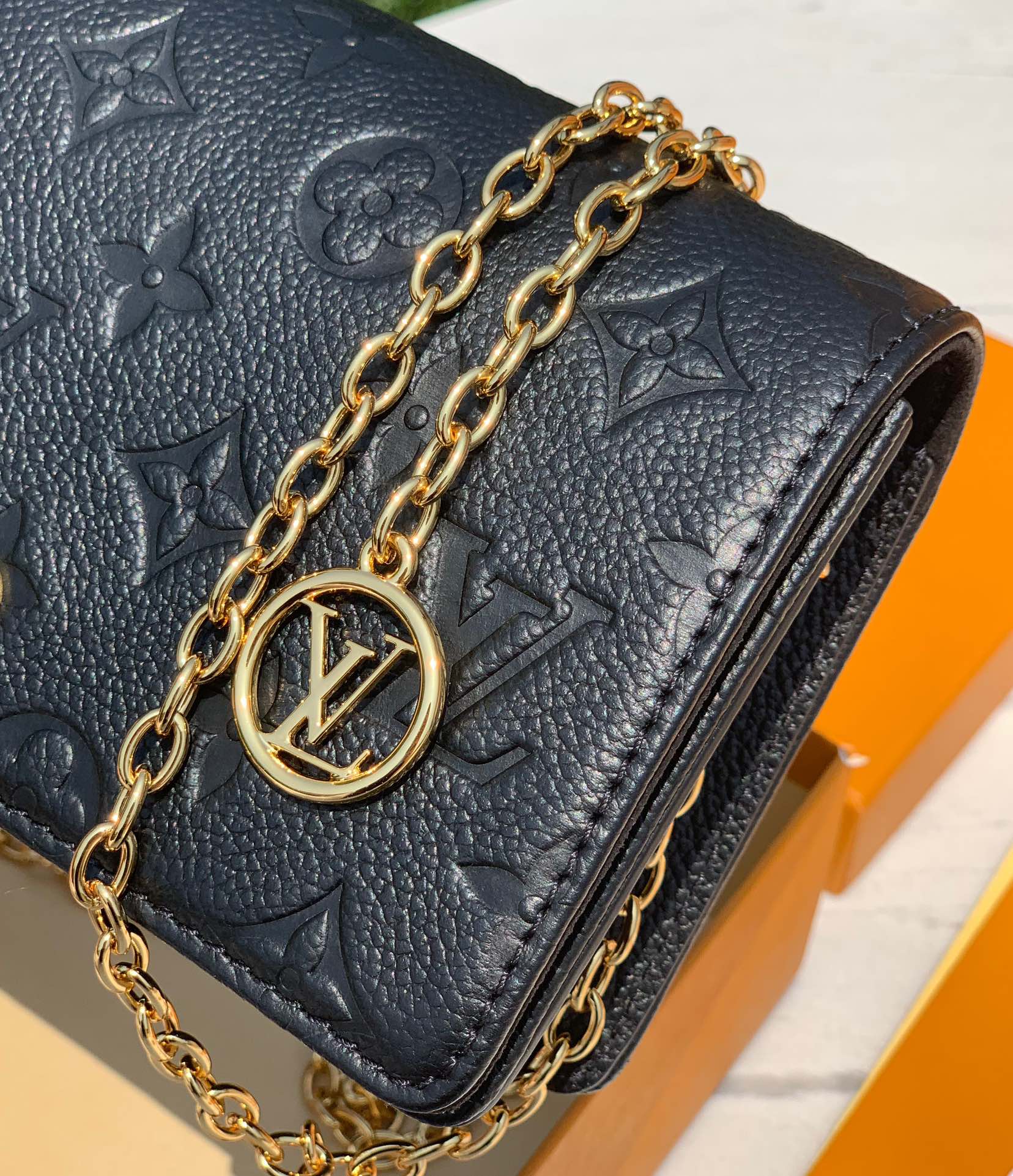 🌼 m82509尺寸：22.0 x 15.0 x 5.5cm香港渠道订单！LV全皮压花链条盖头woc斜挎