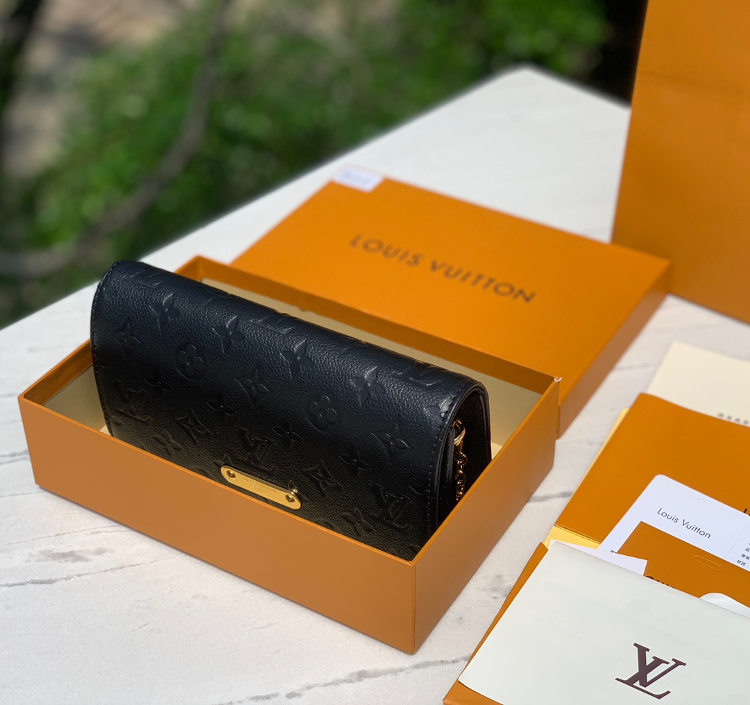 🌼 m82509尺寸：22.0 x 15.0 x 5.5cm香港渠道订单！LV全皮压花链条盖头woc斜挎