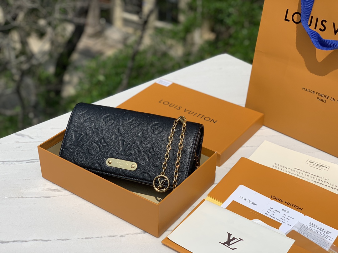 🌼 m82509尺寸：22.0 x 15.0 x 5.5cm香港渠道订单！LV全皮压花链条盖头woc斜挎