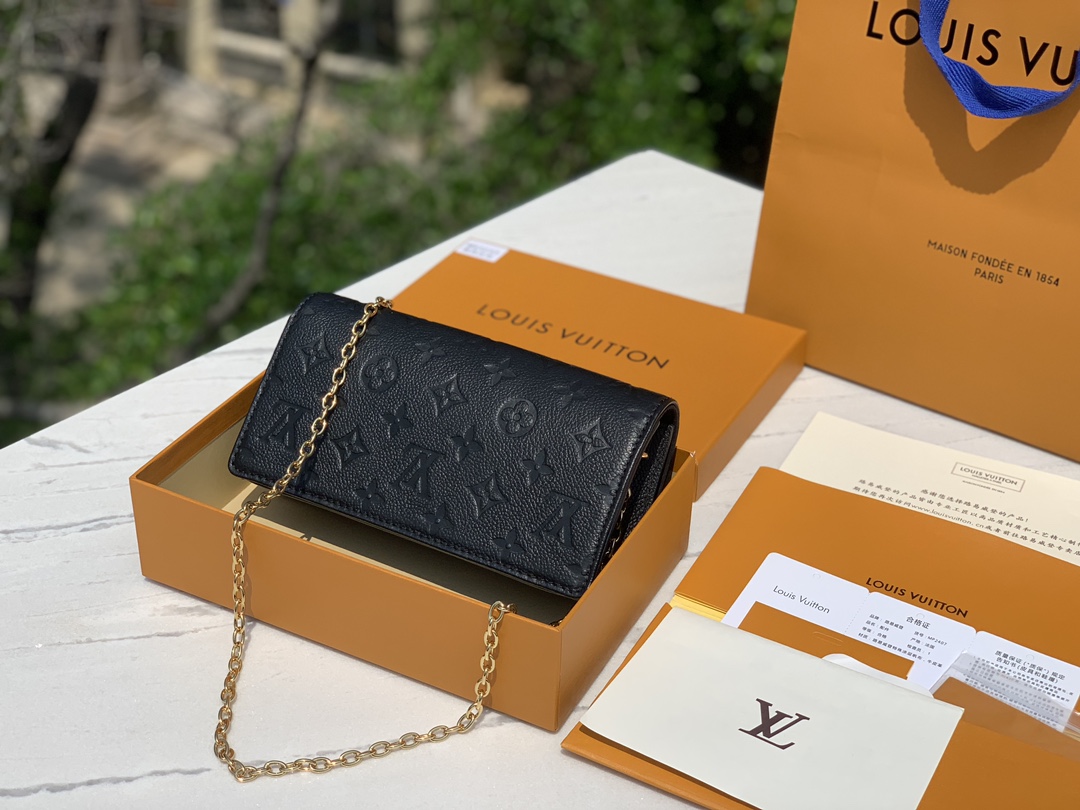 🌼 m82509尺寸：22.0 x 15.0 x 5.5cm香港渠道订单！LV全皮压花链条盖头woc斜挎