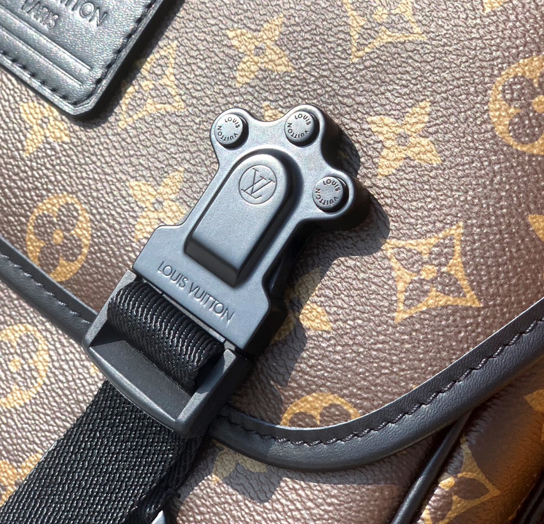 🌼 m46972尺寸：31 x 22 x 11 cm香港渠道订单！当季新款 LV TRAIL 男士邮差包