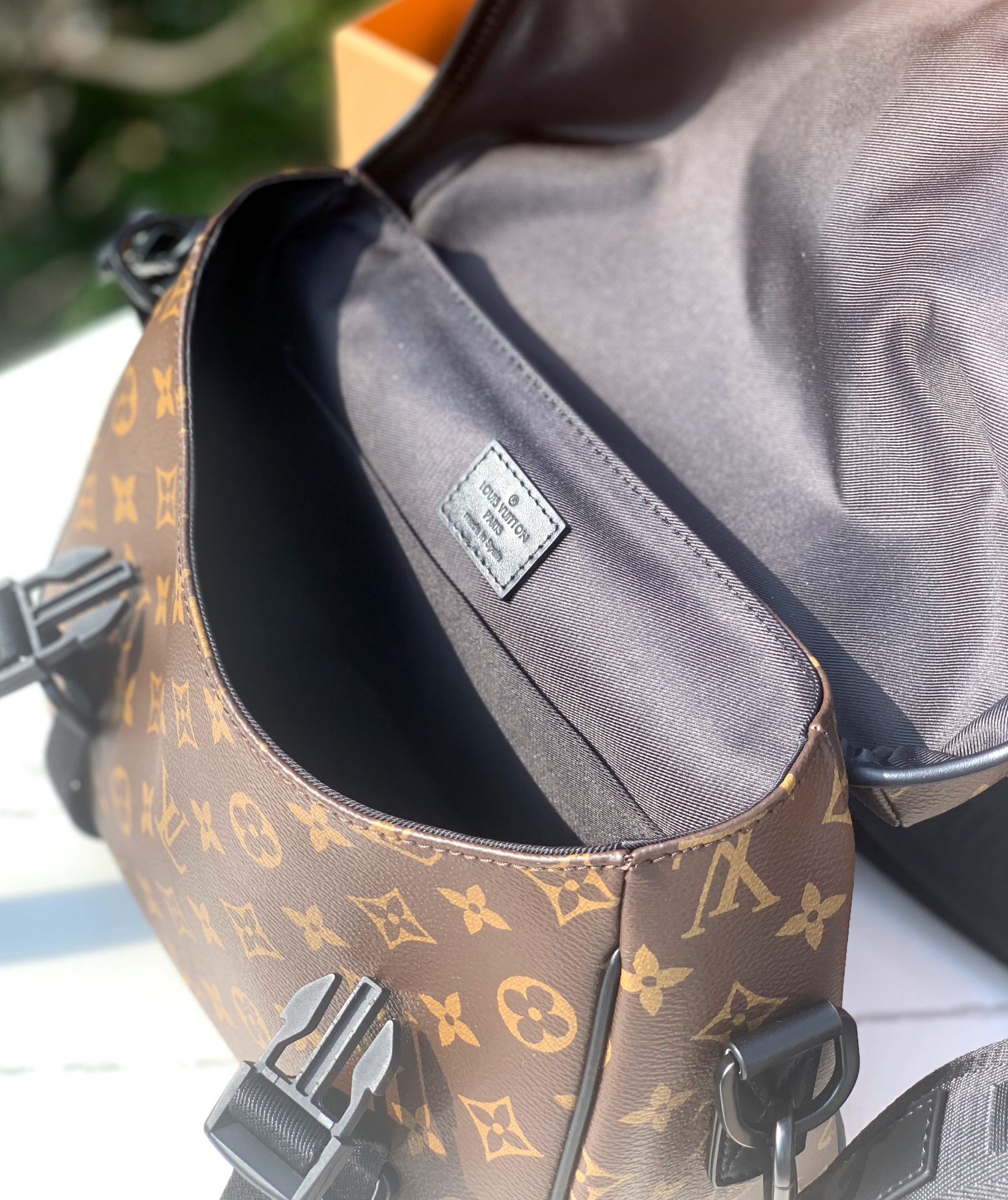 🌼 m46972尺寸：31 x 22 x 11 cm香港渠道订单！当季新款 LV TRAIL 男士邮差包