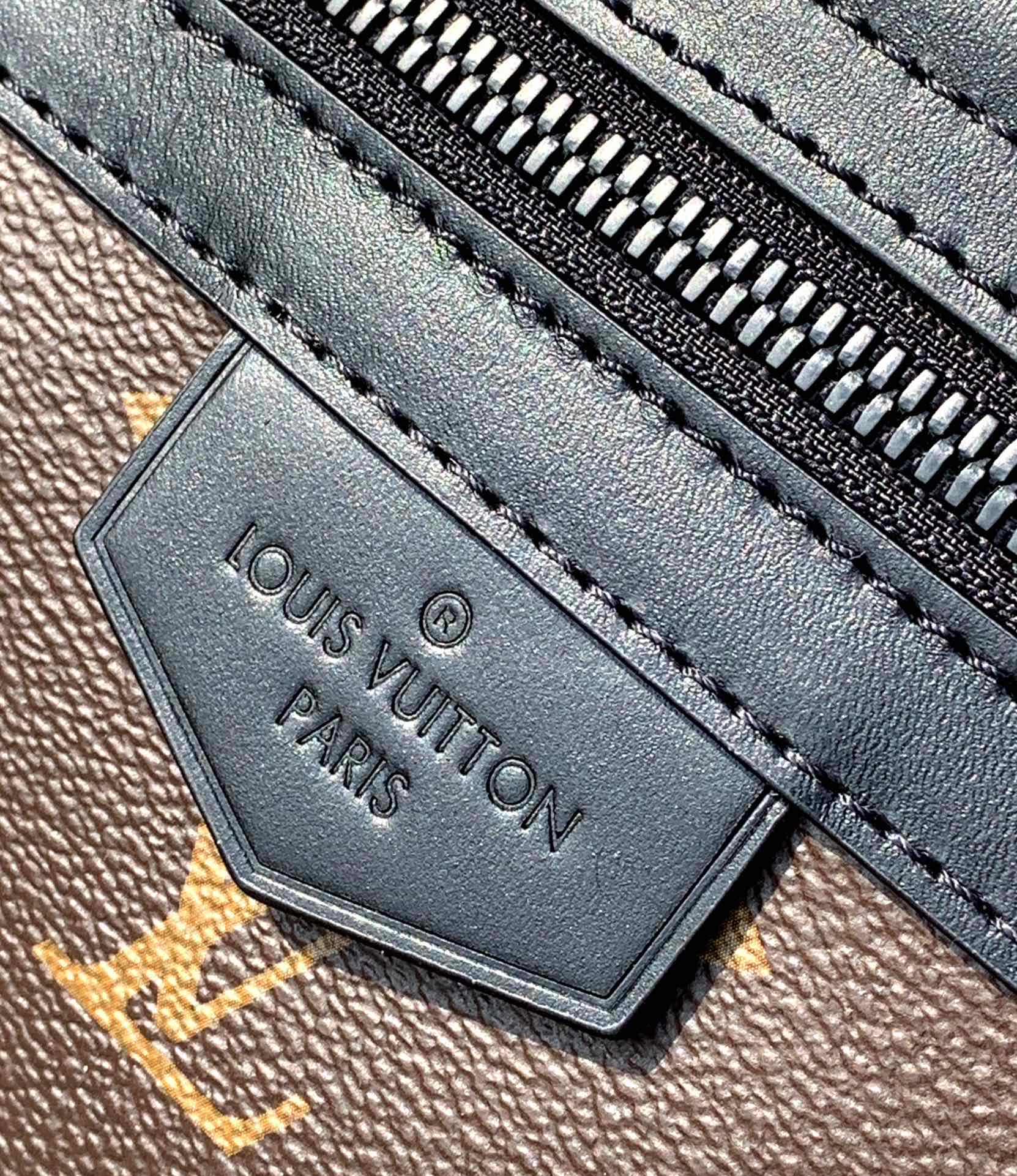 🌼 m46972尺寸：31 x 22 x 11 cm香港渠道订单！当季新款 LV TRAIL 男士邮差包