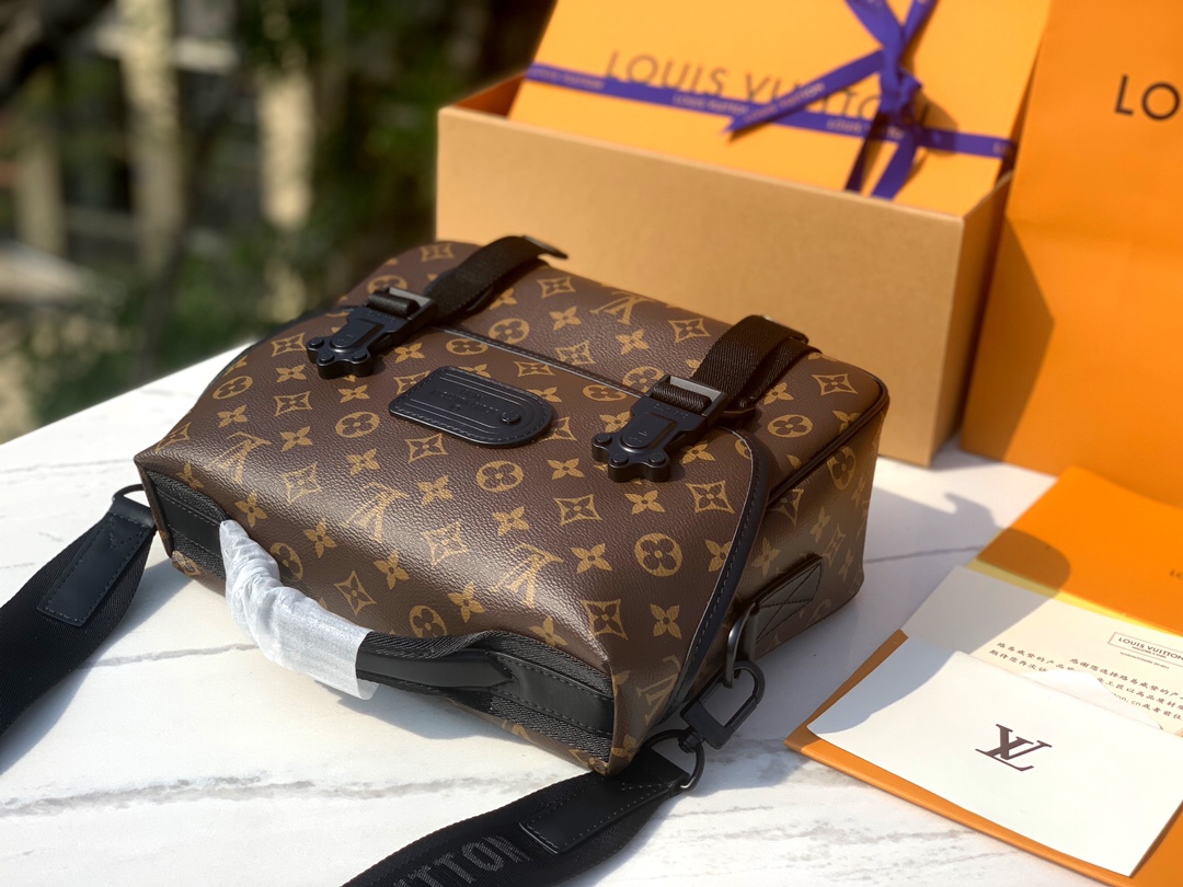 🌼 m46972尺寸：31 x 22 x 11 cm香港渠道订单！当季新款 LV TRAIL 男士邮差包