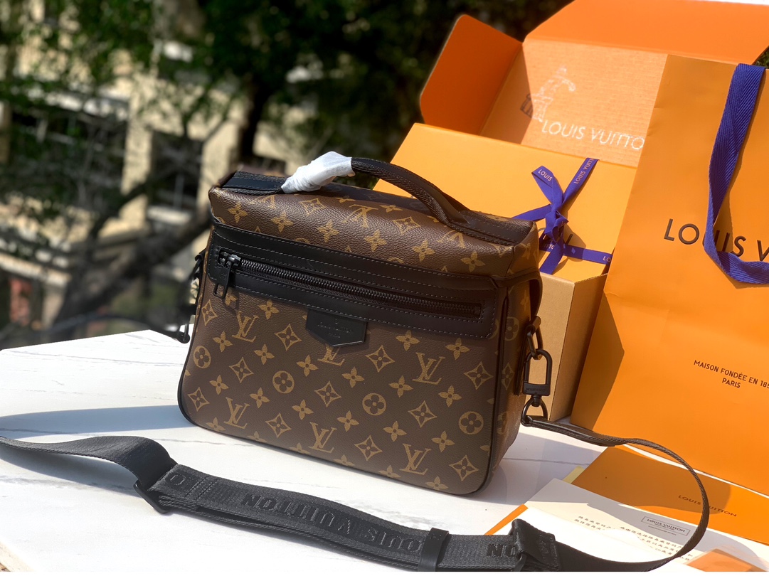 🌼 m46972尺寸：31 x 22 x 11 cm香港渠道订单！当季新款 LV TRAIL 男士邮差包
