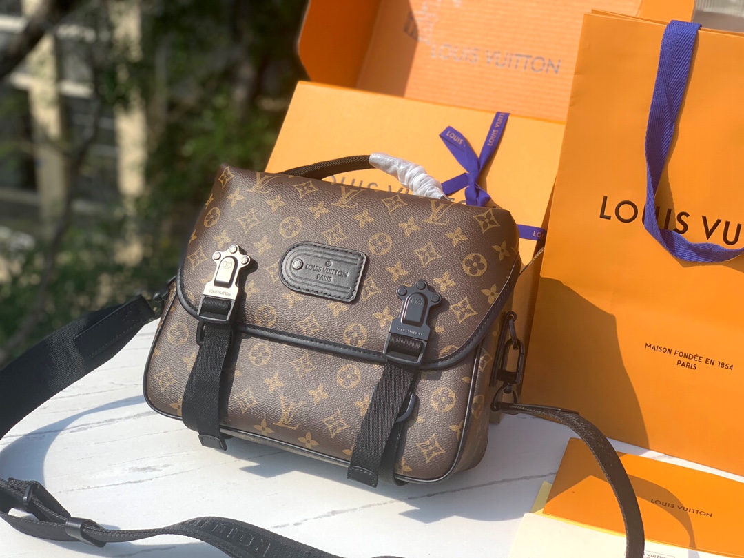 🌼 m46972尺寸：31 x 22 x 11 cm香港渠道订单！当季新款 LV TRAIL 男士邮差包
