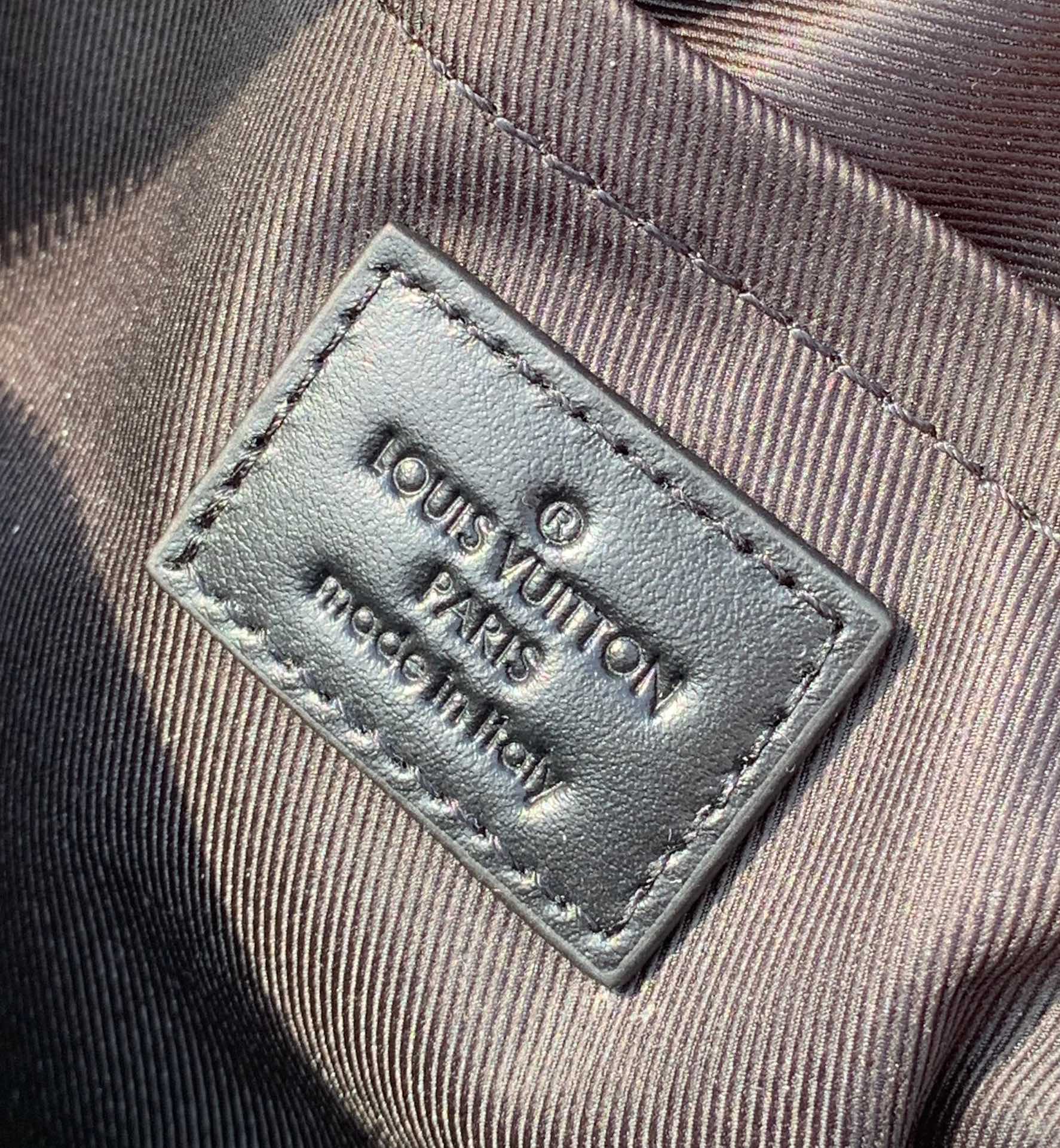 🌼 m46955尺寸: 24×16×8cm香港渠道订单！LV新款 Alpha 男士小邮差包，经典黑色老花