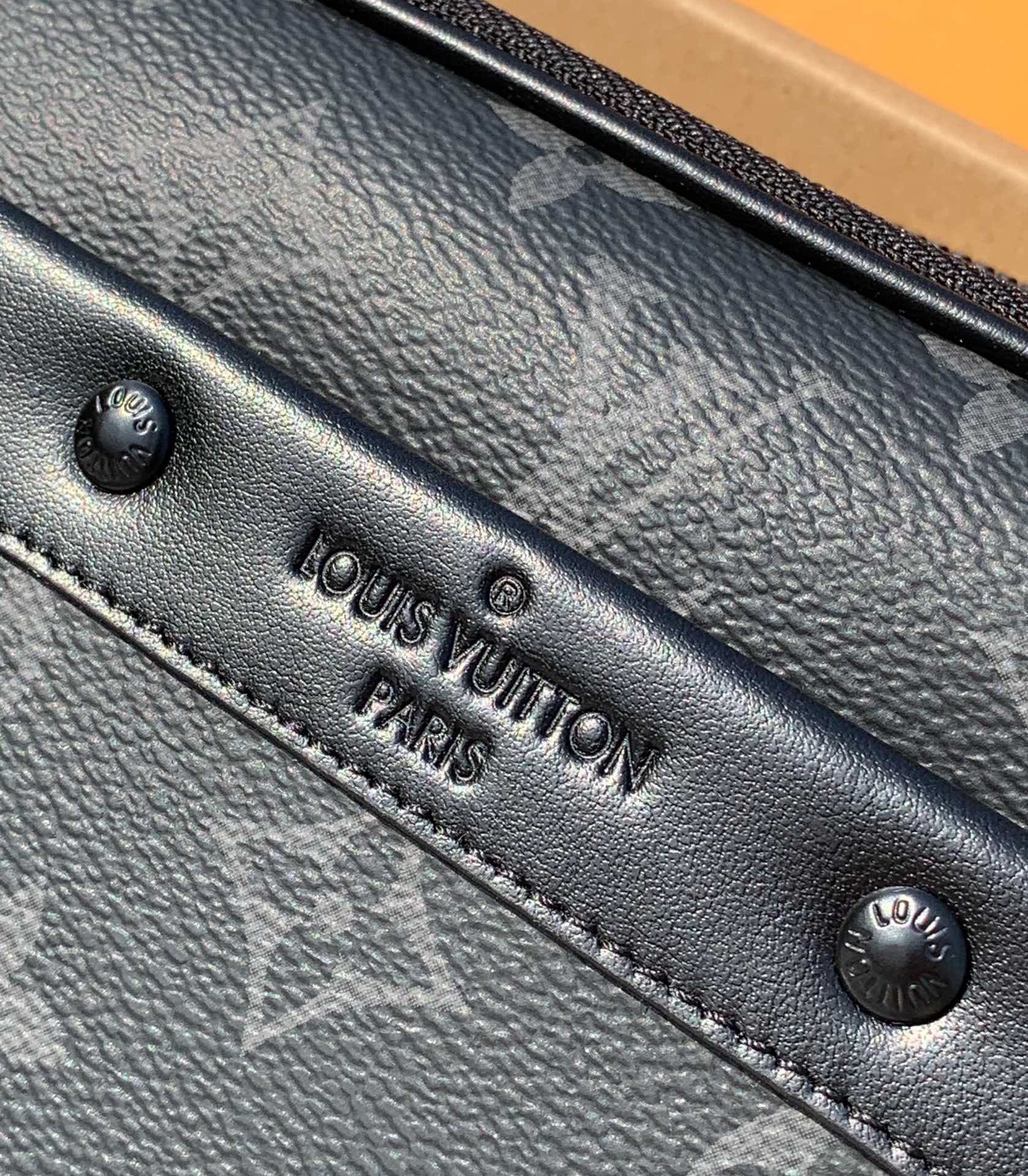 🌼 m46955尺寸: 24×16×8cm香港渠道订单！LV新款 Alpha 男士小邮差包，经典黑色老花