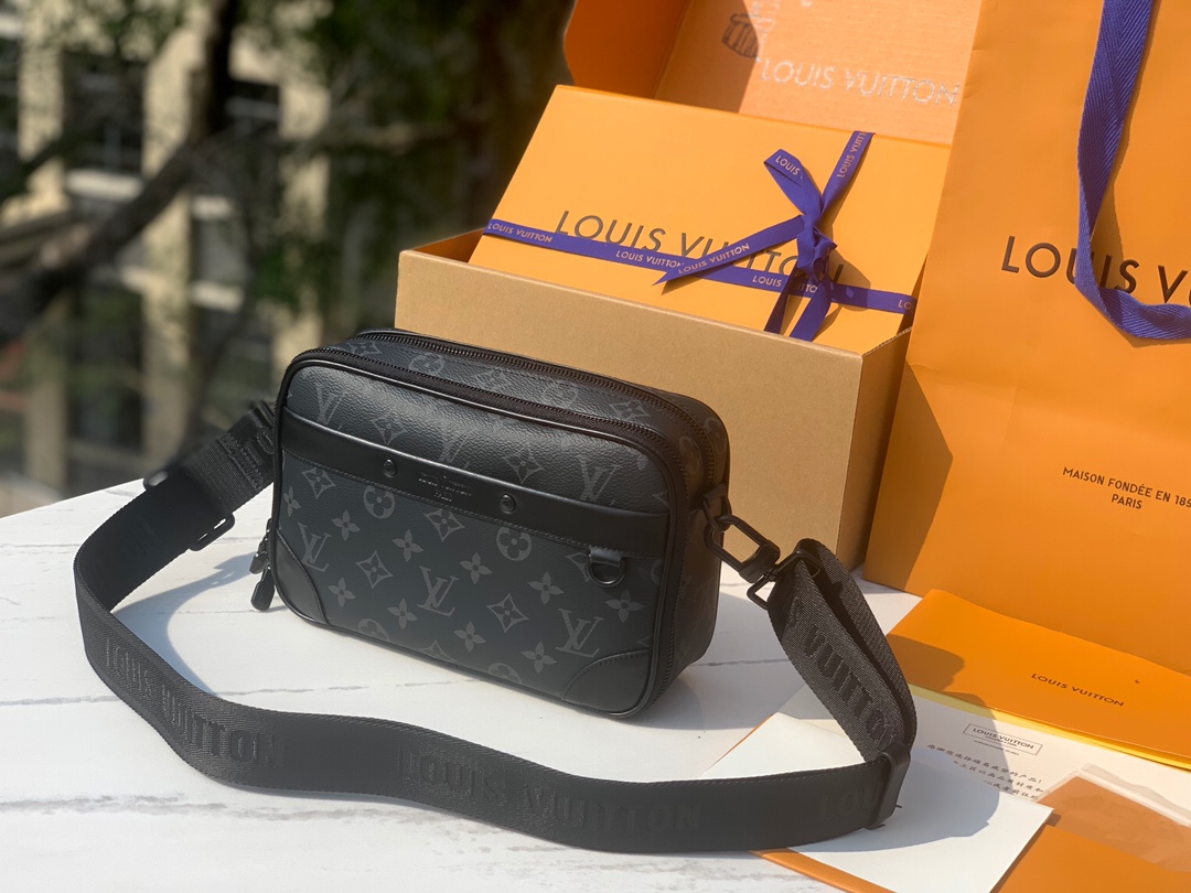 🌼 m46955尺寸: 24×16×8cm香港渠道订单！LV新款 Alpha 男士小邮差包，经典黑色老花