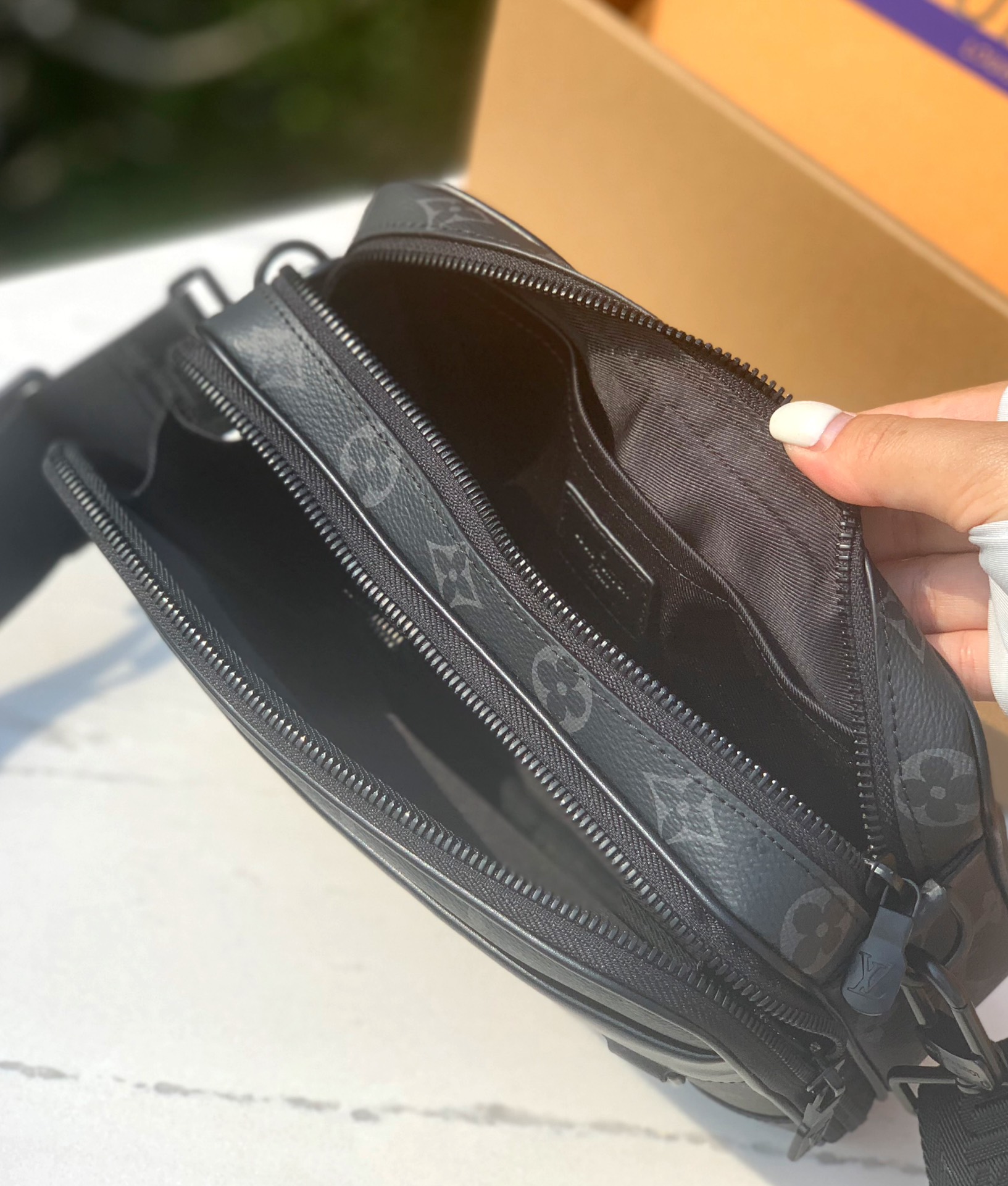 🌼 m46955尺寸: 24×16×8cm香港渠道订单！LV新款 Alpha 男士小邮差包，经典黑色老花