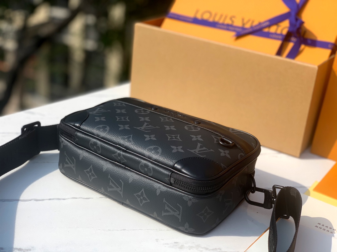 🌼 m46955尺寸: 24×16×8cm香港渠道订单！LV新款 Alpha 男士小邮差包，经典黑色老花