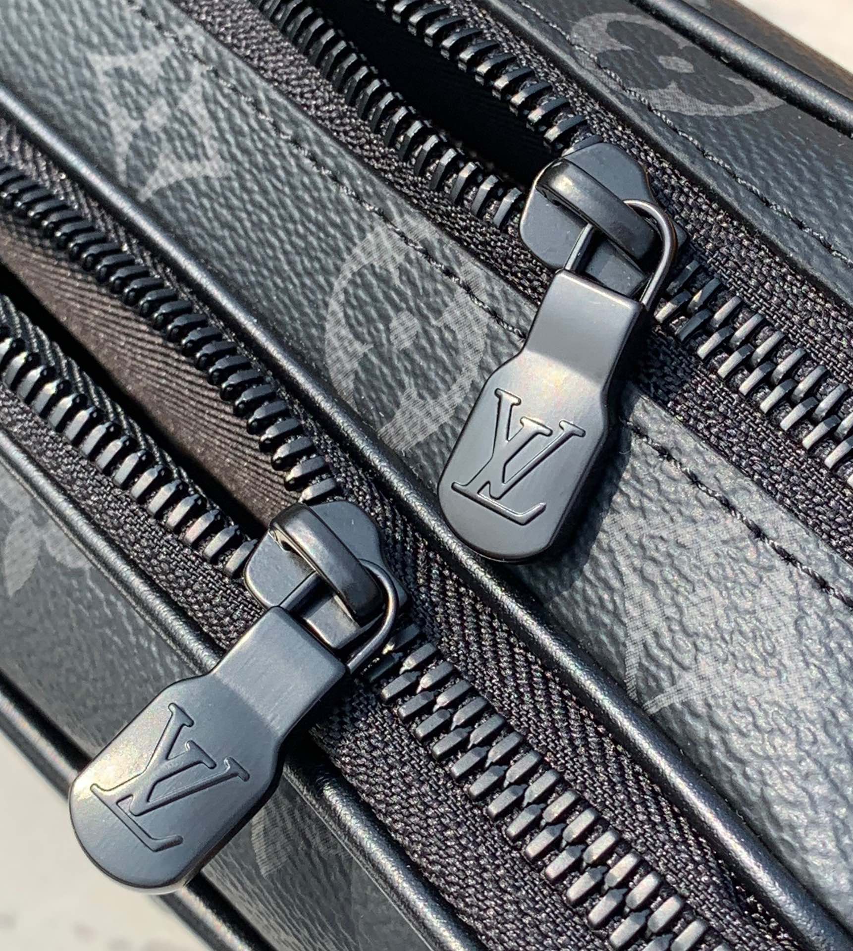 🌼 m46955尺寸: 24×16×8cm香港渠道订单！LV新款 Alpha 男士小邮差包，经典黑色老花