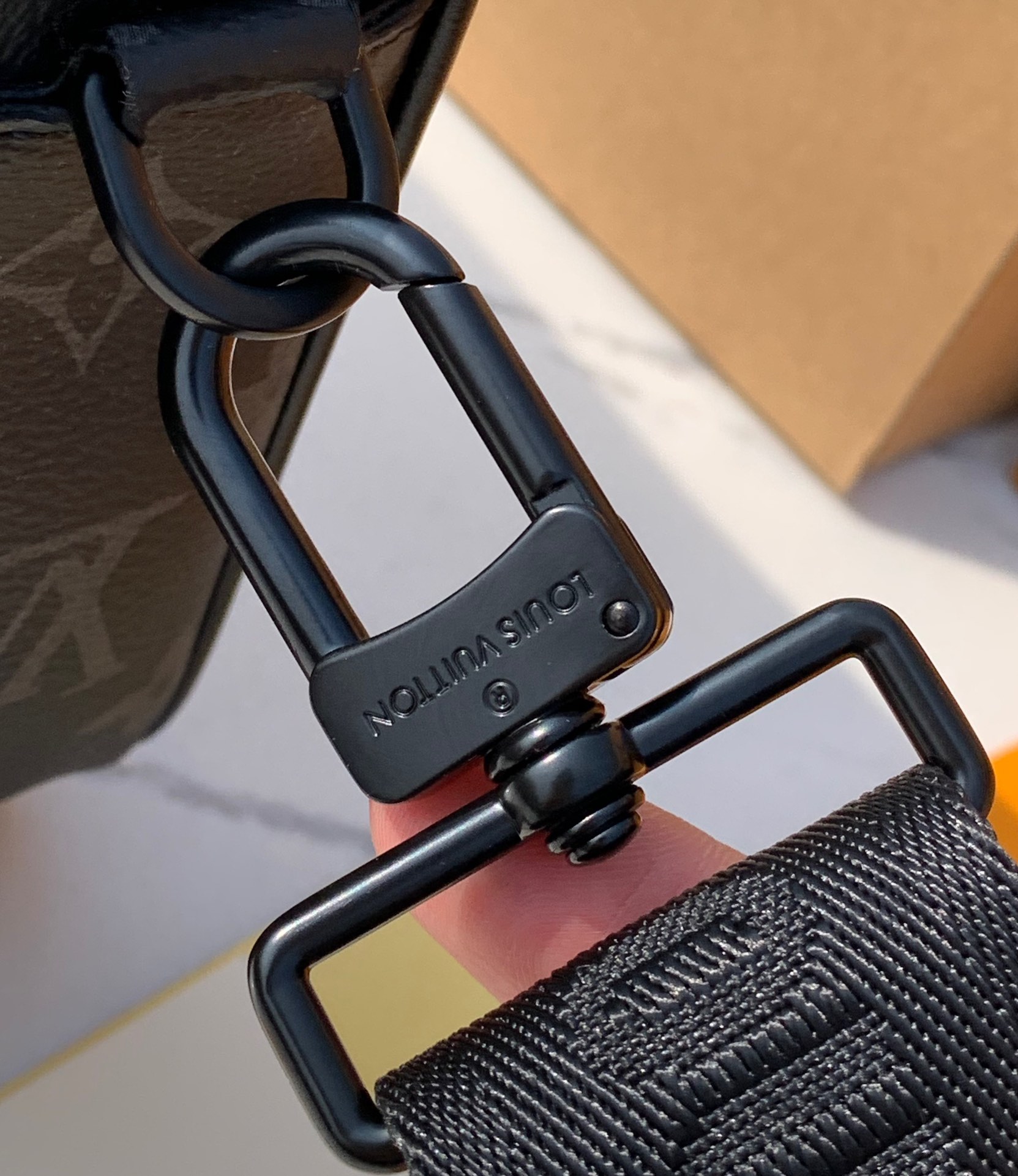 🌼 m46955尺寸: 24×16×8cm香港渠道订单！LV新款 Alpha 男士小邮差包，经典黑色老花