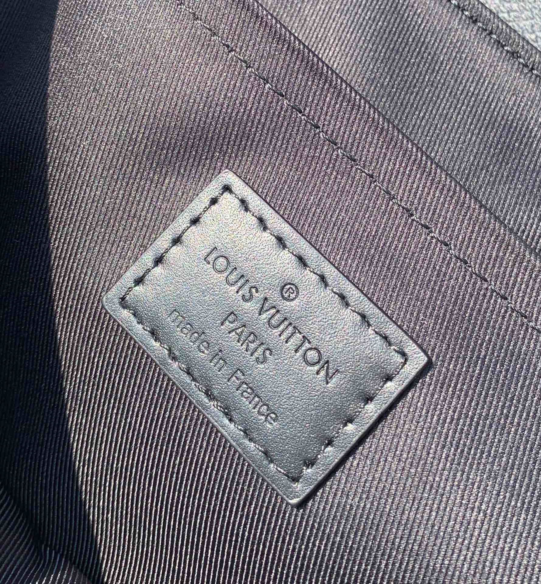 非市场普通货 进口皮料半钢五金 m46953尺寸：25×19×8cmLV 新款STEAMER 黑花盖头斜