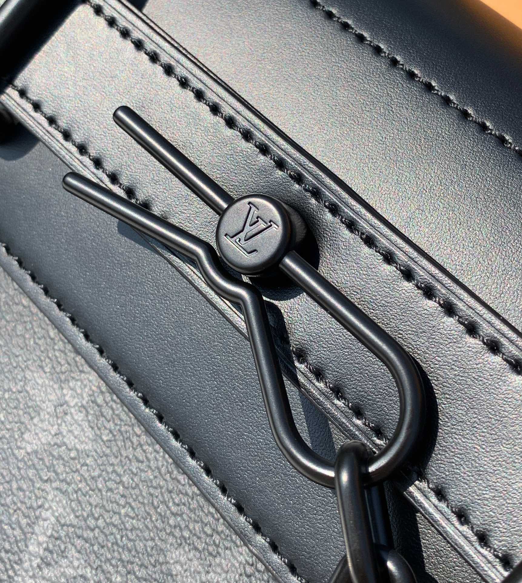 非市场普通货 进口皮料半钢五金 m46953尺寸：25×19×8cmLV 新款STEAMER 黑花盖头斜