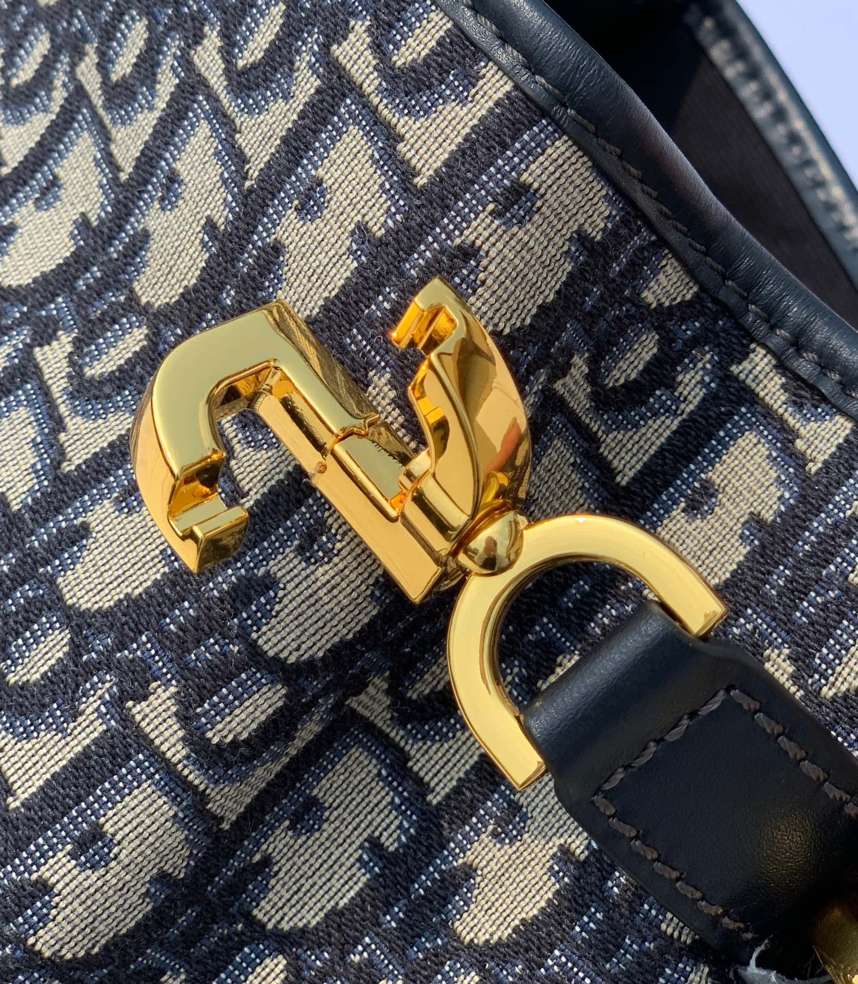 La presbicia de Dior es diferente a la presbicia de LV. El patrón de OBLIQ LOGO UE está tejido y no recubierto, por lo …