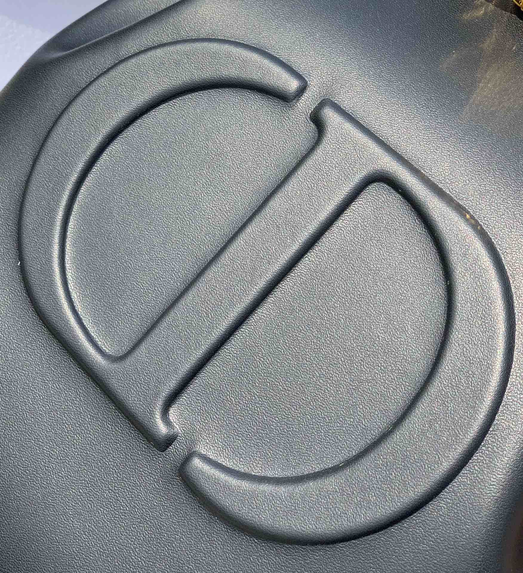 La textura y la plenitud del hardware original son realmente sorprendentes. El espesor y la humedad del oro auténtico g…