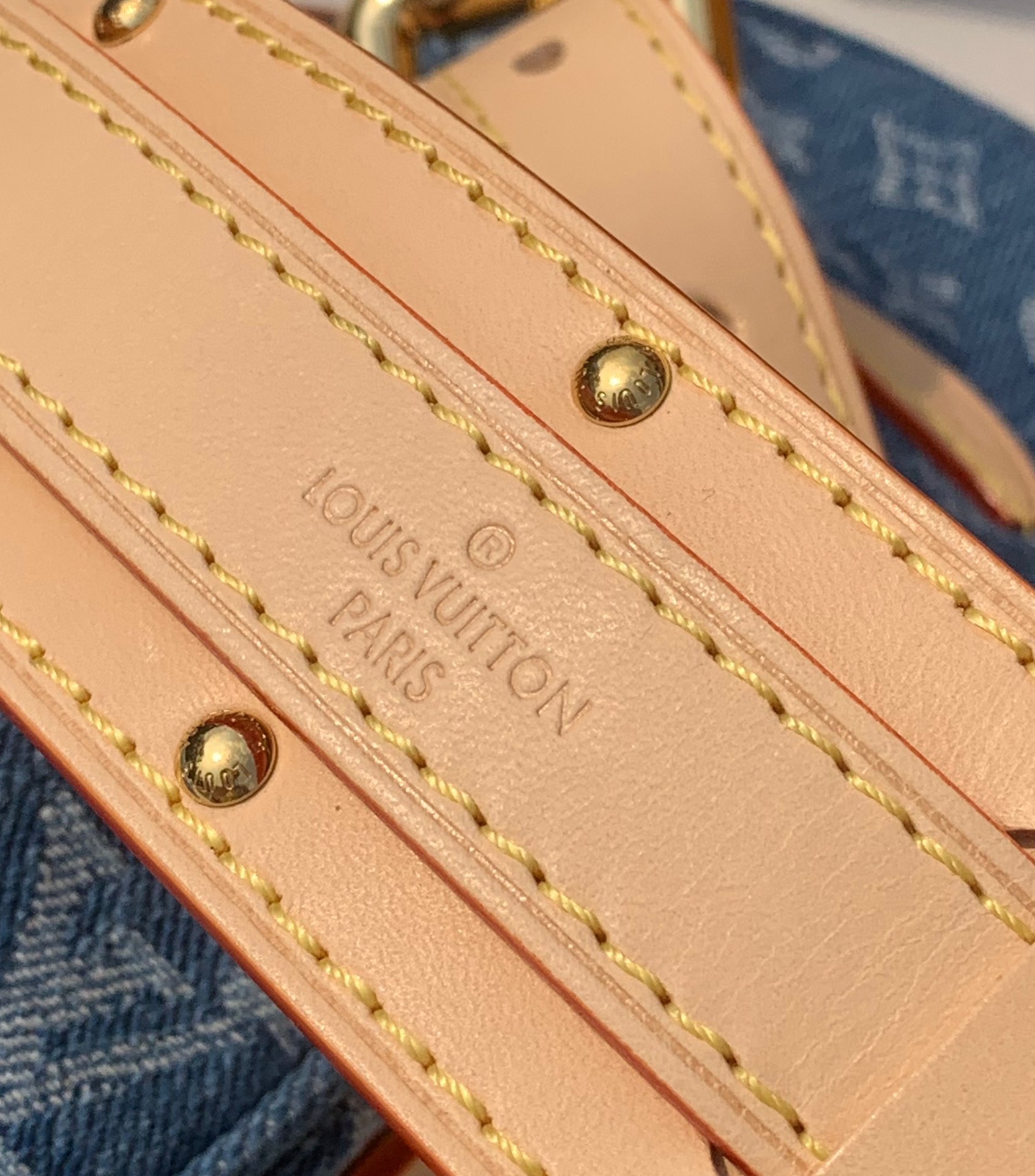 🌼 m46856尺寸:25X15X5cm香港渠道订单！2024早春系列推丹宁蓝豌豆包，复古又时髦，神似2