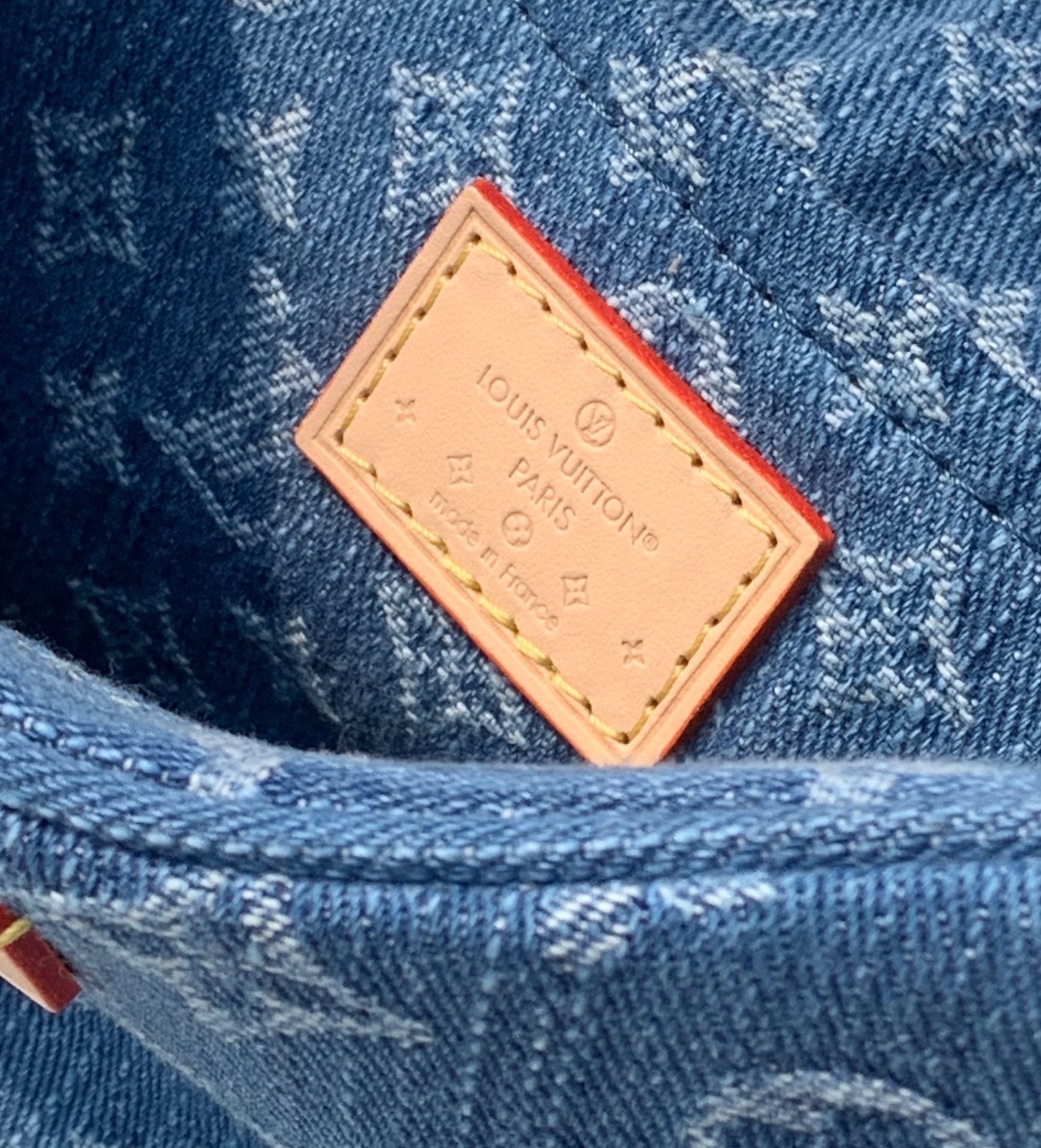 🌼 m46856尺寸:25X15X5cm香港渠道订单！2024早春系列推丹宁蓝豌豆包，复古又时髦，神似2