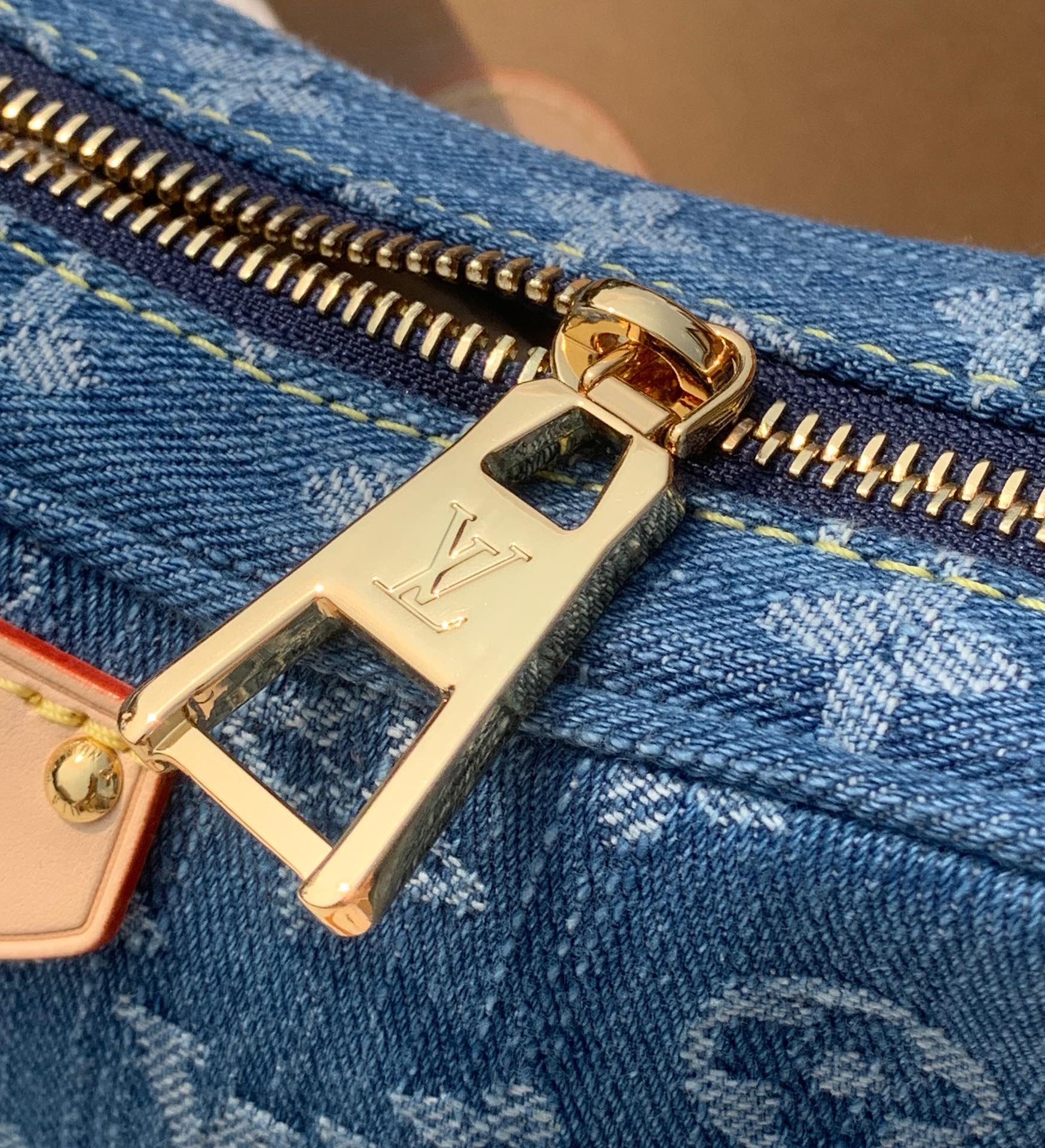 🌼 m46856尺寸:25X15X5cm香港渠道订单！2024早春系列推丹宁蓝豌豆包，复古又时髦，神似2