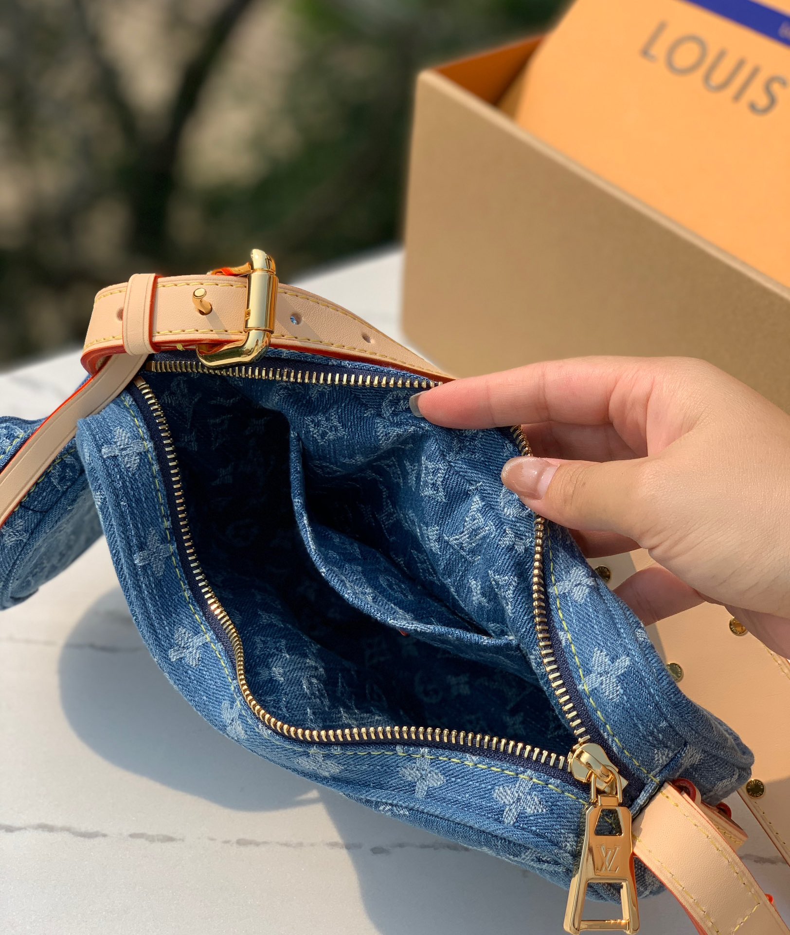 🌼 m46856尺寸:25X15X5cm香港渠道订单！2024早春系列推丹宁蓝豌豆包，复古又时髦，神似2