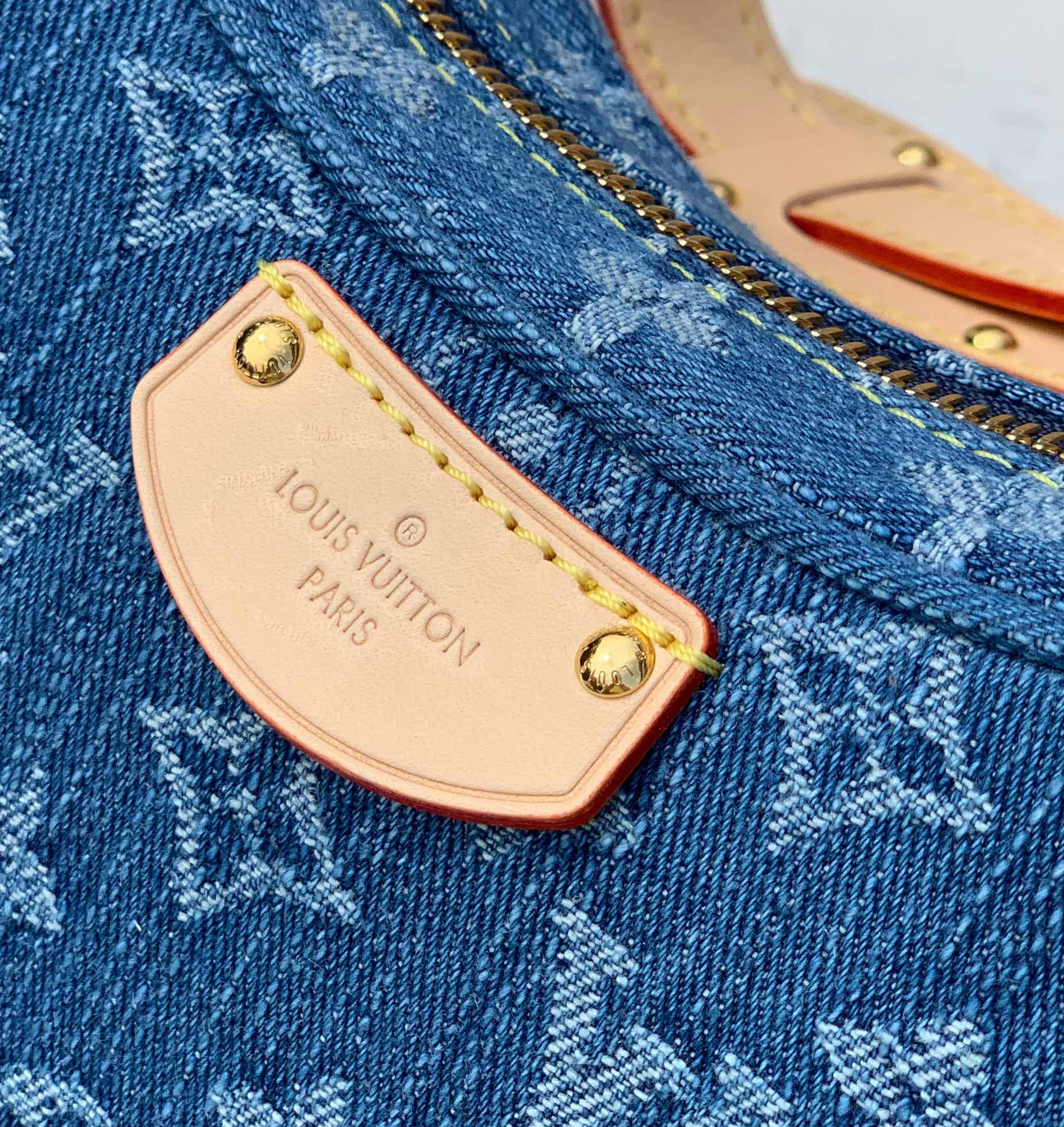 🌼 m46856尺寸:25X15X5cm香港渠道订单！2024早春系列推丹宁蓝豌豆包，复古又时髦，神似2