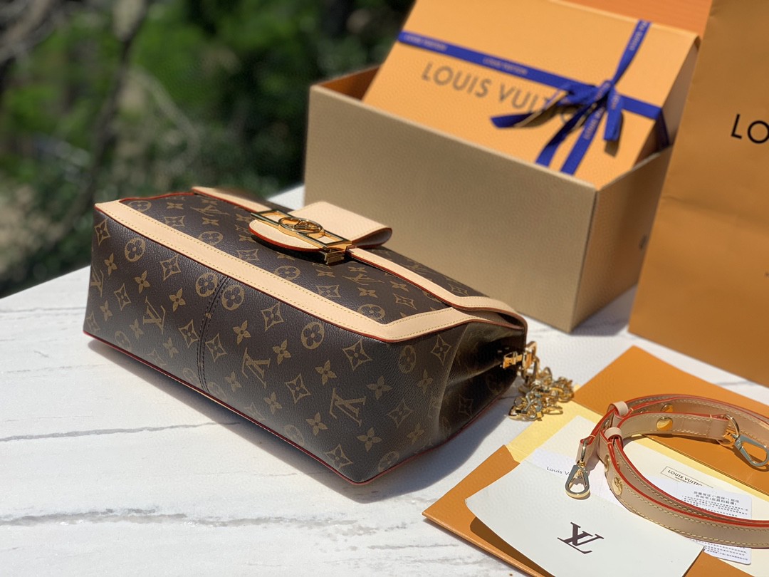 【原厂】💰1200  m47149
尺寸：28×20×11cm 香港渠道订单！爆款🔥LV新款大号达芙妮，一眼就爱上！！本款 Dauphine Soft以 Monogram 帆布裁出柔软构型，亮相于 2024 春夏秀场。搭配牛皮饰边➕纯钢五金，大气又不失俏皮，完美适应各种场合。软软的质感让人爱不释手，视觉效果更是让人眼前一亮，轻松hold住全场焦点！
