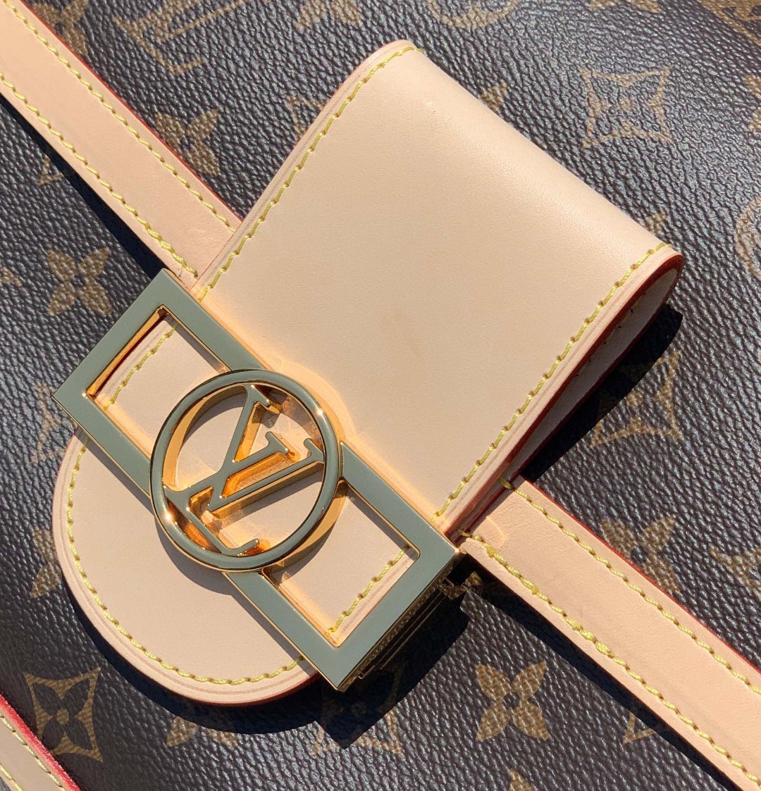 【原厂】💰1200  m47149
尺寸：28×20×11cm 香港渠道订单！爆款🔥LV新款大号达芙妮，一眼就爱上！！本款 Dauphine Soft以 Monogram 帆布裁出柔软构型，亮相于 2024 春夏秀场。搭配牛皮饰边➕纯钢五金，大气又不失俏皮，完美适应各种场合。软软的质感让人爱不释手，视觉效果更是让人眼前一亮，轻松hold住全场焦点！
