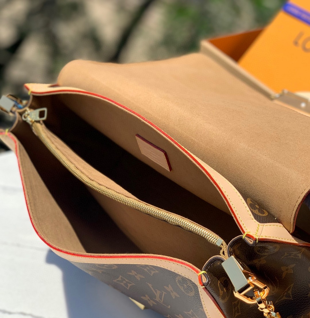 【原厂】💰1200  m47149
尺寸：28×20×11cm 香港渠道订单！爆款🔥LV新款大号达芙妮，一眼就爱上！！本款 Dauphine Soft以 Monogram 帆布裁出柔软构型，亮相于 2024 春夏秀场。搭配牛皮饰边➕纯钢五金，大气又不失俏皮，完美适应各种场合。软软的质感让人爱不释手，视觉效果更是让人眼前一亮，轻松hold住全场焦点！
