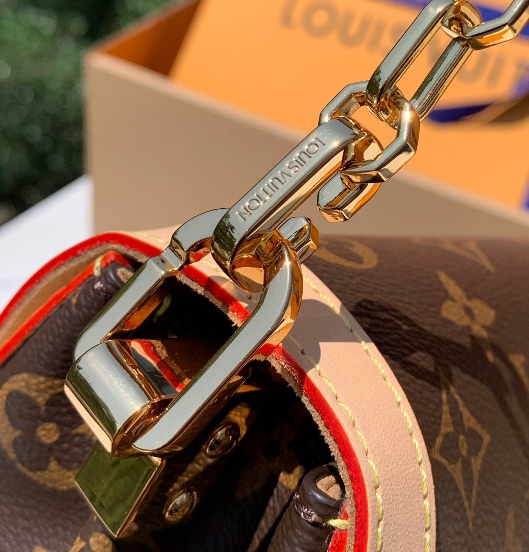 【原厂】💰1200  m47149
尺寸：28×20×11cm 香港渠道订单！爆款🔥LV新款大号达芙妮，一眼就爱上！！本款 Dauphine Soft以 Monogram 帆布裁出柔软构型，亮相于 2024 春夏秀场。搭配牛皮饰边➕纯钢五金，大气又不失俏皮，完美适应各种场合。软软的质感让人爱不释手，视觉效果更是让人眼前一亮，轻松hold住全场焦点！
