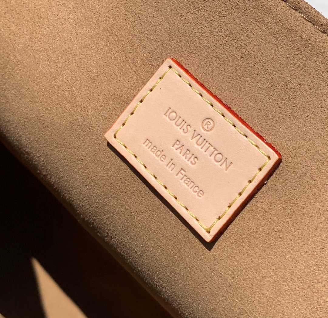 【原厂】💰1200  m47149
尺寸：28×20×11cm 香港渠道订单！爆款🔥LV新款大号达芙妮，一眼就爱上！！本款 Dauphine Soft以 Monogram 帆布裁出柔软构型，亮相于 2024 春夏秀场。搭配牛皮饰边➕纯钢五金，大气又不失俏皮，完美适应各种场合。软软的质感让人爱不释手，视觉效果更是让人眼前一亮，轻松hold住全场焦点！
