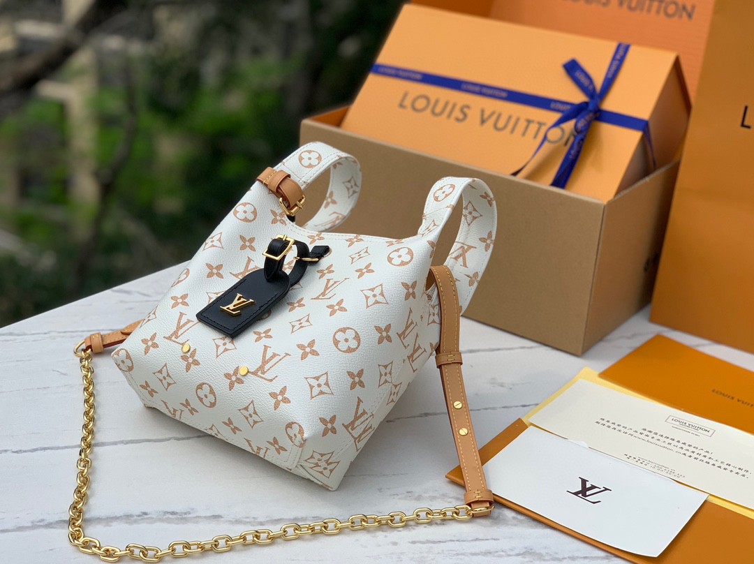 非市场普通货 进口皮料半钢五金 m24408尺寸：17x17x17cm LV走秀新款限定沙丘系列菜篮子，