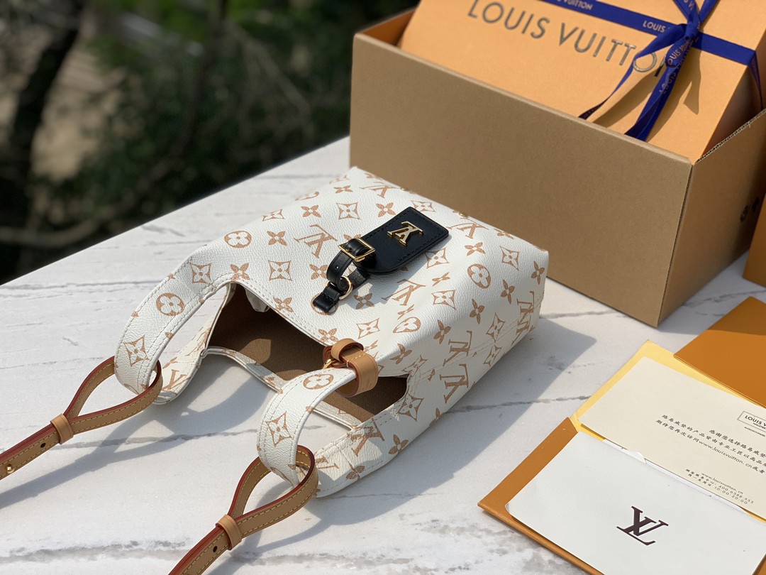 非市场普通货 进口皮料半钢五金 m24408尺寸：17x17x17cm LV走秀新款限定沙丘系列菜篮子，