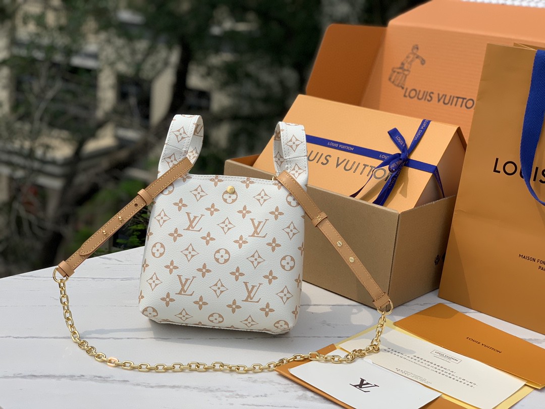 非市场普通货 进口皮料半钢五金 m24408尺寸：17x17x17cm LV走秀新款限定沙丘系列菜篮子，