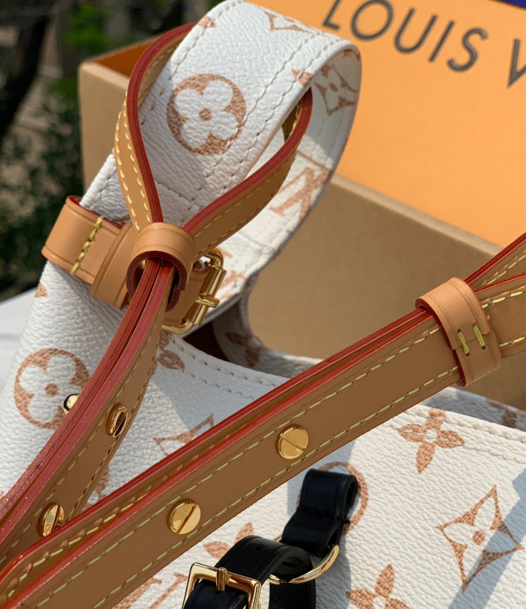 非市场普通货 进口皮料半钢五金 m24408尺寸：17x17x17cm LV走秀新款限定沙丘系列菜篮子，