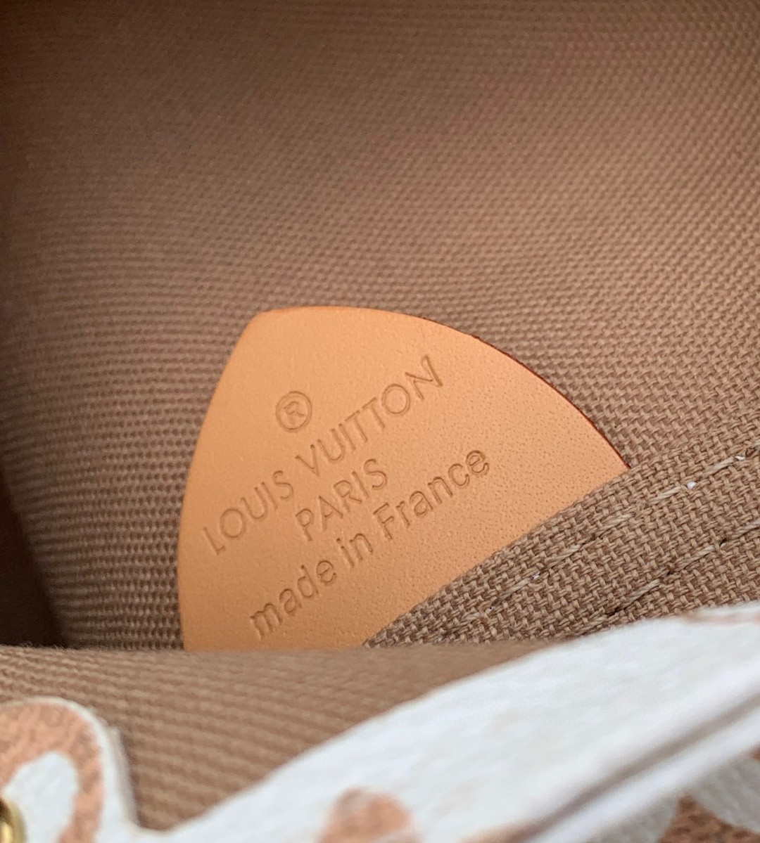 非市场普通货 进口皮料半钢五金 m24408尺寸：17x17x17cm LV走秀新款限定沙丘系列菜篮子，