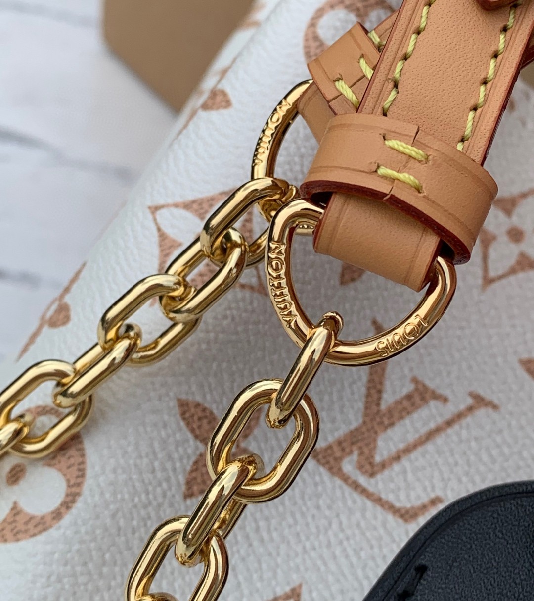 非市场普通货 进口皮料半钢五金 m24408尺寸：17x17x17cm LV走秀新款限定沙丘系列菜篮子，