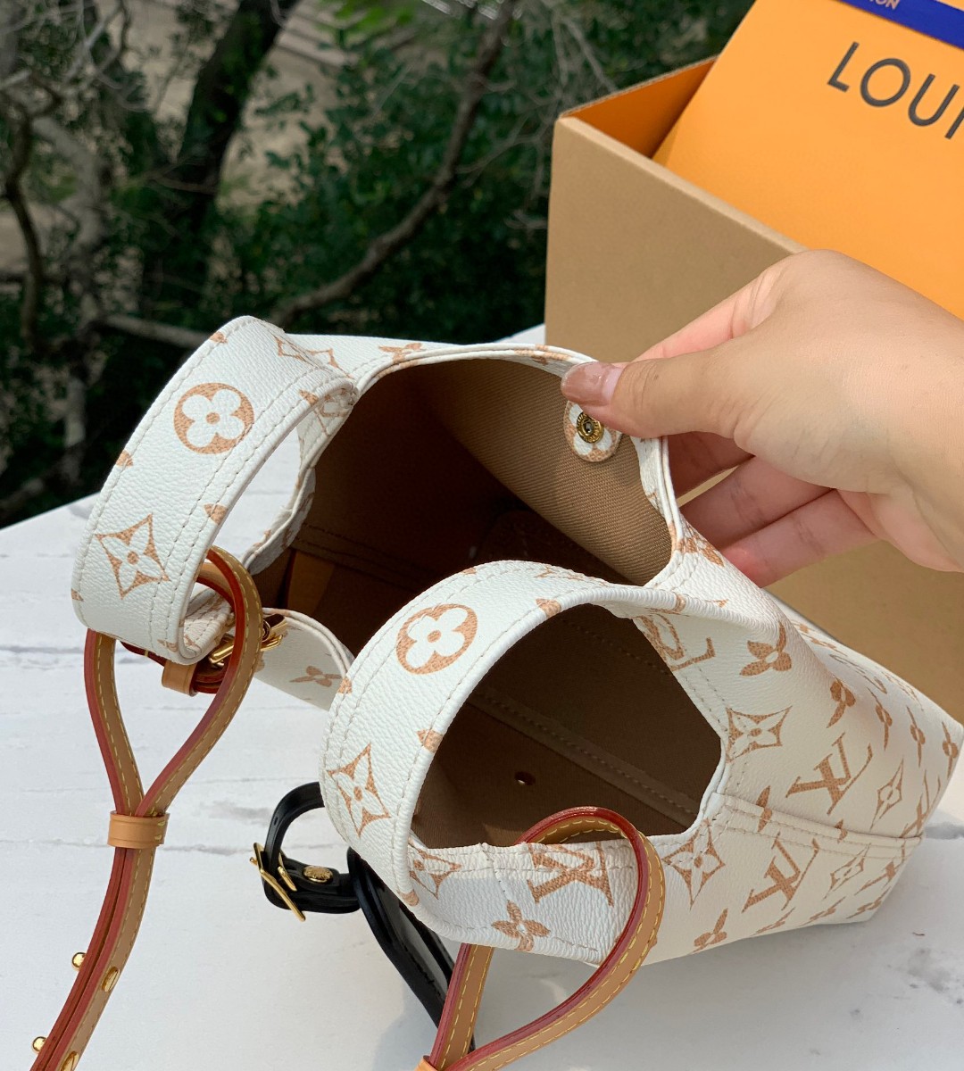 非市场普通货 进口皮料半钢五金 m24408尺寸：17x17x17cm LV走秀新款限定沙丘系列菜篮子，