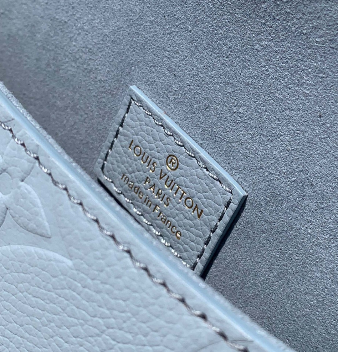 非市场普通货 进口皮料半钢五金 m83592 尺寸：19×10.5×6cmLv新款diane nano法