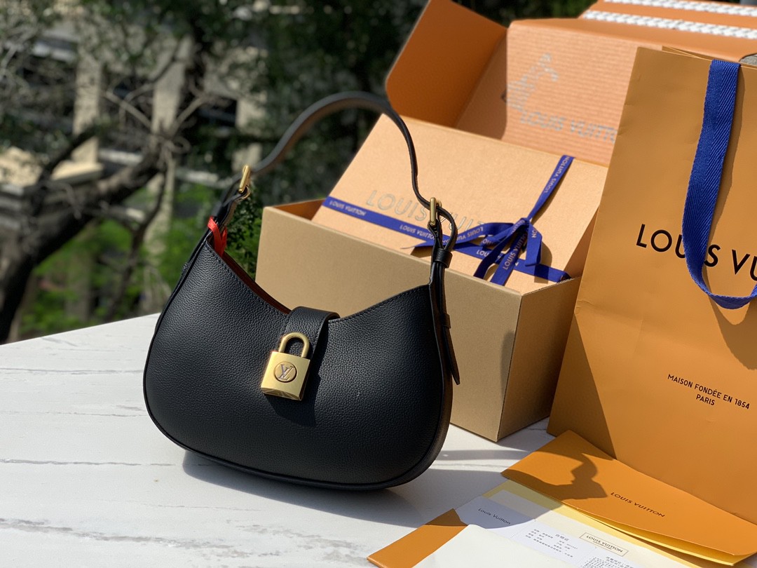 🌼m24611尺寸26 x 18 x 7cmLV最新上架Low Key 腋下包，香港渠道出货！Low K