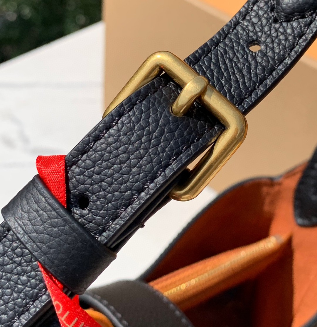 非市场普通货 进口皮料半钢五金m24611尺寸26 x 18 x 7cmLV最新上架Low Key 腋下