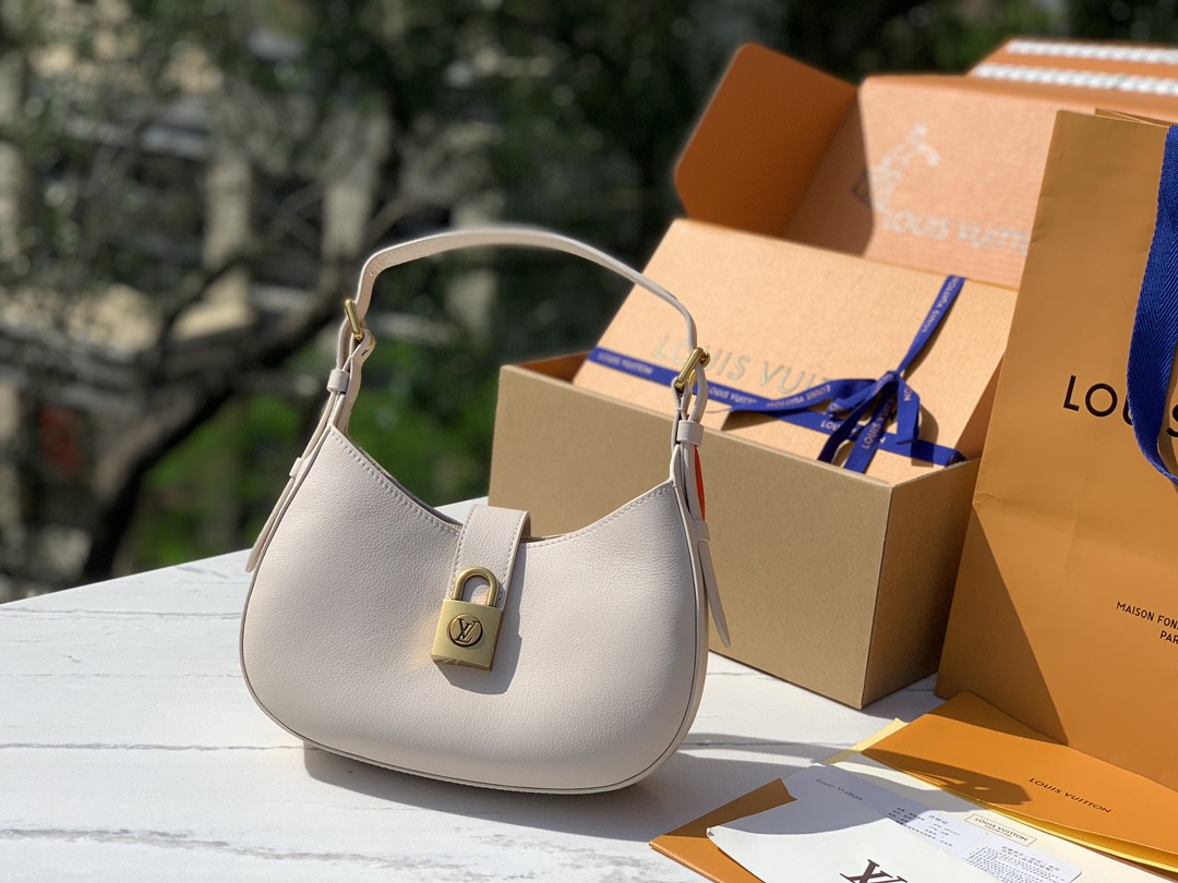 🌼 m24990尺寸26 x 18 x 7cmLV最新上架Low Key 腋下包，香港渠道出货！Low 