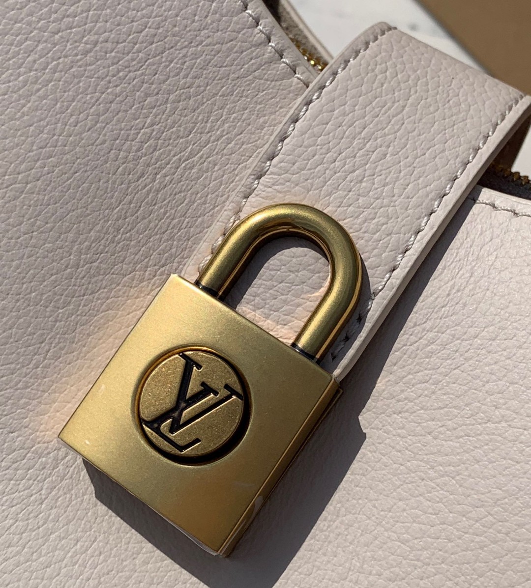 非市场普通货 进口皮料半钢五金 m24990尺寸26 x 18 x 7cmLV最新上架Low Key 腋