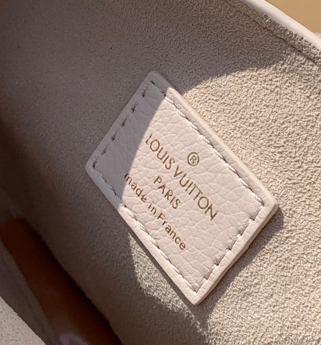 非市场普通货 进口皮料半钢五金 m24990尺寸26 x 18 x 7cmLV最新上架Low Key 腋