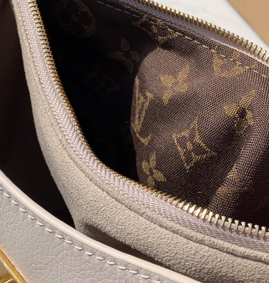 非市场普通货 进口皮料半钢五金 m24990尺寸26 x 18 x 7cmLV最新上架Low Key 腋