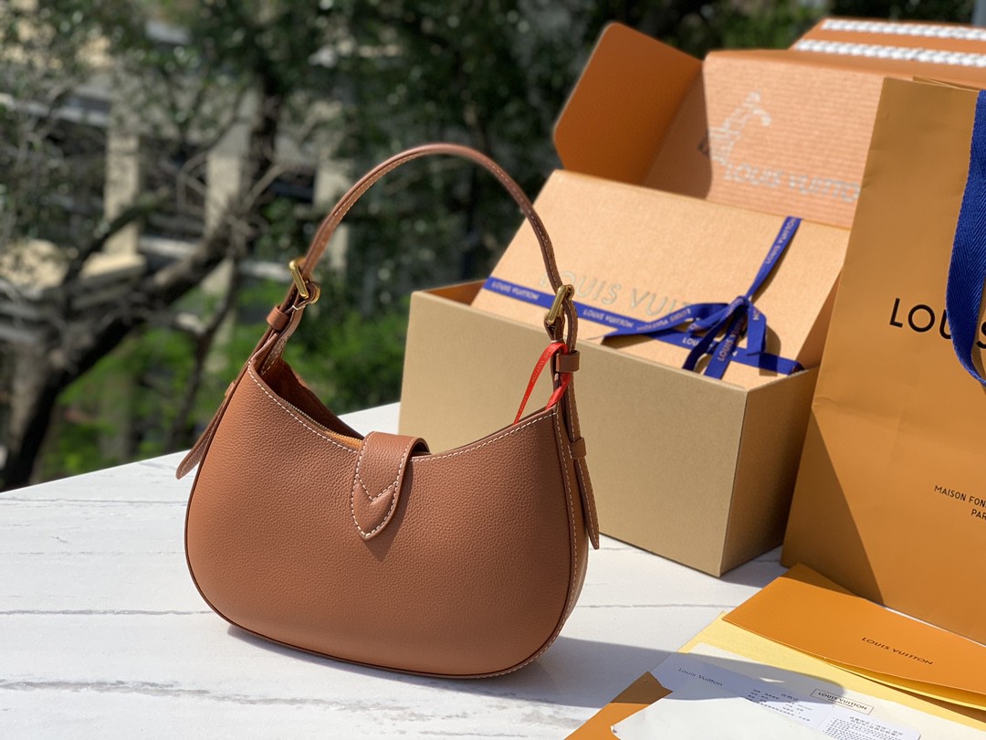 🌼 m24885尺寸26 x 18 x 7cmLV最新上架Low Key 腋下包，香港渠道出货！Low 