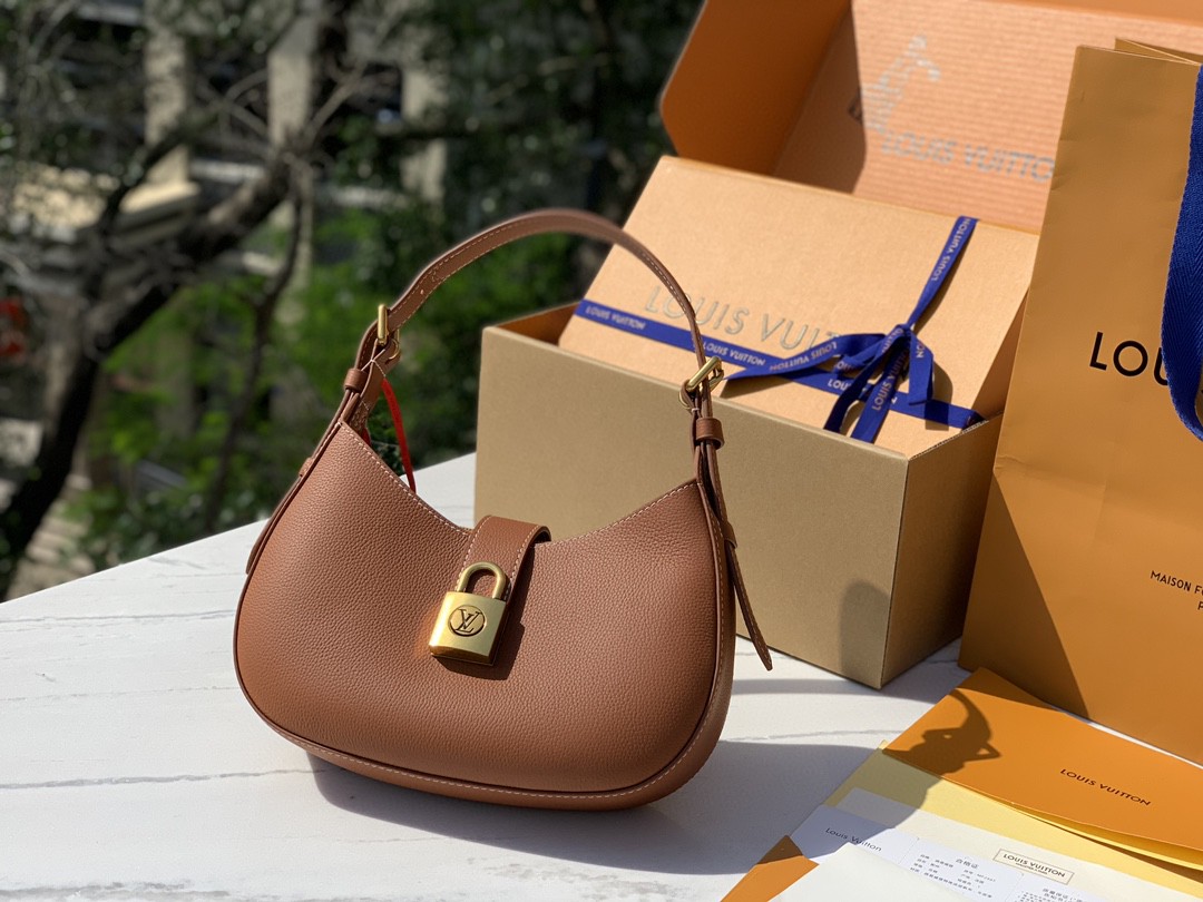 🌼 m24885尺寸26 x 18 x 7cmLV最新上架Low Key 腋下包，香港渠道出货！Low 