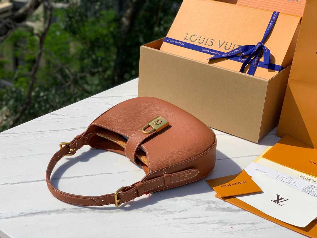 🌼 m24885尺寸26 x 18 x 7cmLV最新上架Low Key 腋下包，香港渠道出货！Low 