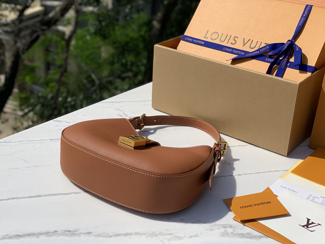 🌼 m24885尺寸26 x 18 x 7cmLV最新上架Low Key 腋下包，香港渠道出货！Low 